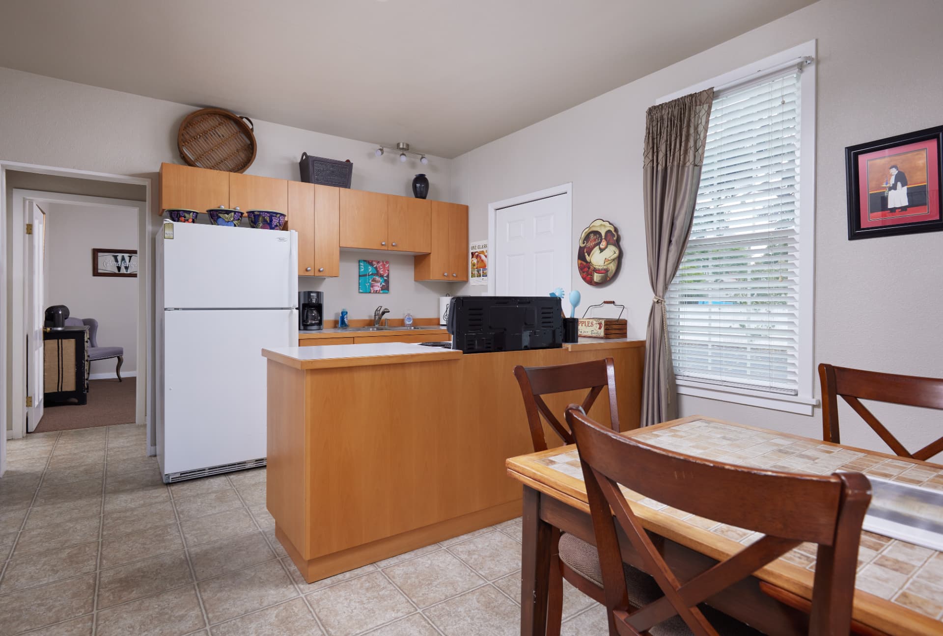 The Turret full kitchen with breakfast bar and dining table